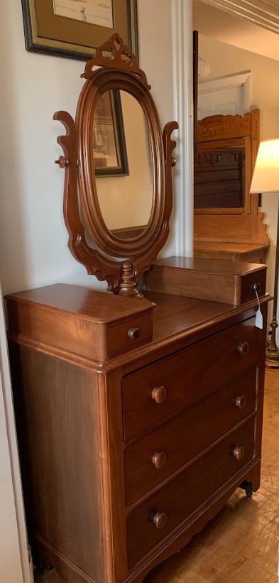 Dresser with pedestal mirror ￼